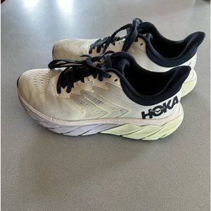 women’s HOKA arahi 6 like new